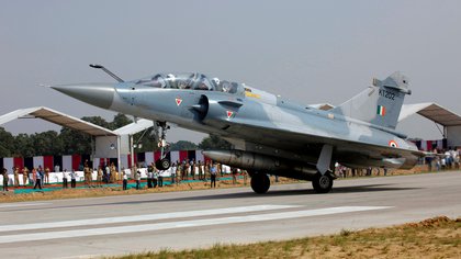 Un cazabombardero Mirage 2000, utilizado por la Fuerza Aérea India para el lanzamiento de bombas nucleares (REUTERS/Pawan Kumar)