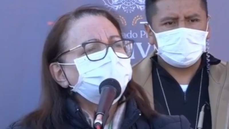 Ministra Roca entrega equipamiento médico en Potosí