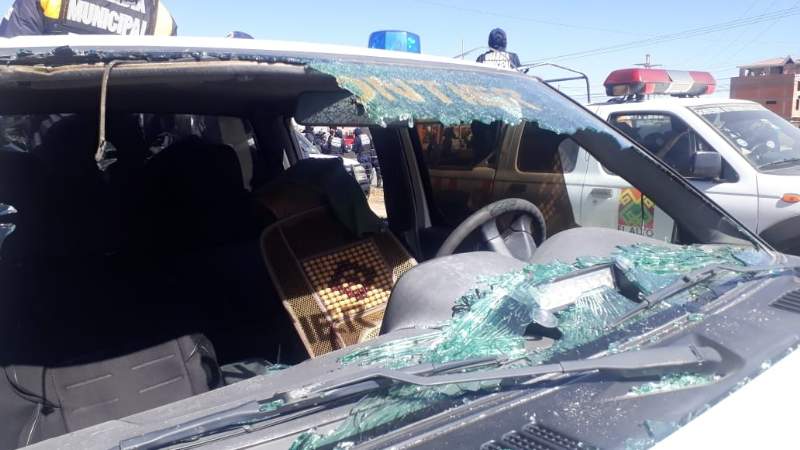 En El Alto, vecinos emboscan una caravana municipal y dejan cuatro heridos