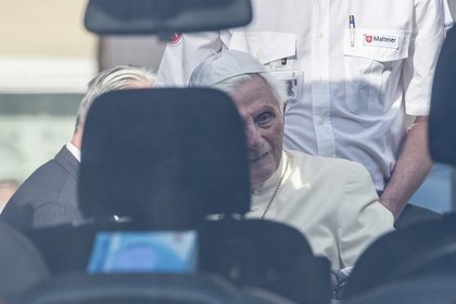 Benedicto XVI pasará en Alemania "el tiempo que sea necesario", según un comunicado del Vaticano (AP)