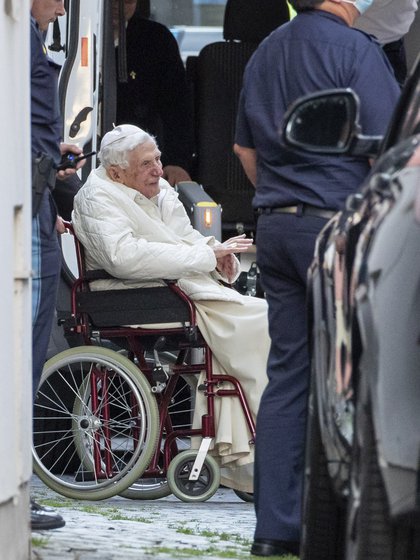 El papa emérito Benedicto XVI es subido en su silla de ruedas a un vehículo en Ratisbona, Alemania, el jueves 18 de junio de 2020. (Daniel Karmann/dpa vía AP)