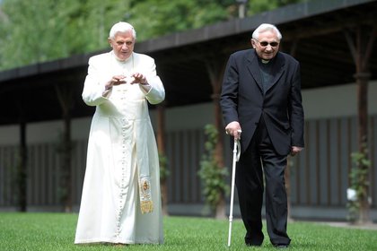 Imagen de archivo del Papa Benedicto XVI caminando por un jardín con su hermano, el obispo Georg Ratzinger, en Bresanona, en el norte de Italia, Julio 31, 2008.   REUTERS/Osservatore Romano