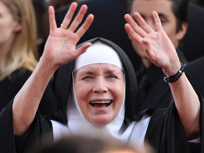 Dolores Hart, la monja que besó a Elvis, paseó su hábito por la gala de los Oscar en 2012 (AP)
