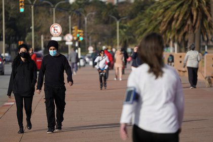 Caminatas con mascarillas en Montevideo (Reuters)