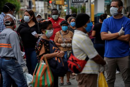 Fola para hacer las compras en Guayaquil, una de las ciudades más afectadas por la pandemia en América Latina. (Reuters)