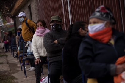 Chile se encuentra actualmente bajo estado de excepción por catástrofe y toque de queda nocturno, con las fronteras cerradas, al igual que las escuelas y los negocios que no son de primera necesidad. EFE/Alberto Valdés 