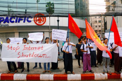 Estudiantes protestan contra el cierre de Internet en el estado de Rakhine en Yangon, Myanmar (Reuters)
