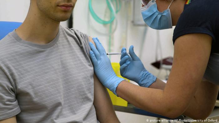 Großbritannien Virus Outbreak Impfung Symbolbild (picture-alliance/AP Photo/University of Oxford)