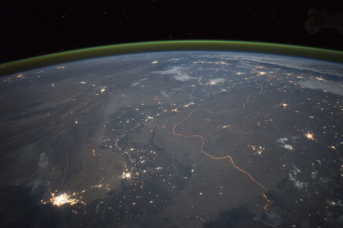 Imagen de la línea verde sobre la Tierra, al fondo, que indica la existencia de oxígeno.