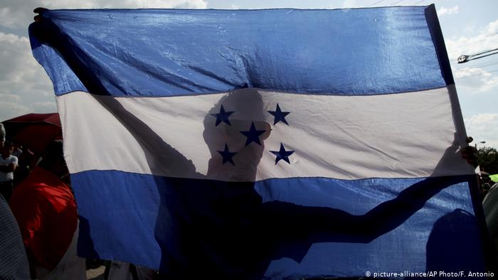 Honduras Tegucigalpa - Protestmarschs zum Präsidentenhaus (picture-alliance/AP Photo/F. Antonio)