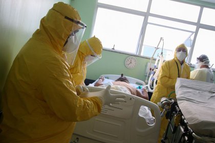 Profesionales de la salud tratan a un paciente con coronavirus en un hospital de Santo André, Sao Paulo. 12/05/2020. REUTERS/Rahel Patrasso