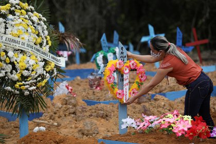 Un pariente de Francisco das Chagas Ferreira, de 59 años, que falleció debido a la enfermedad coronavirus (COVID-19), en el cementerio de Parque Taruma en Manaus, Brasil, el 26 de junio de 2020. REUTERS/Bruno Kelly