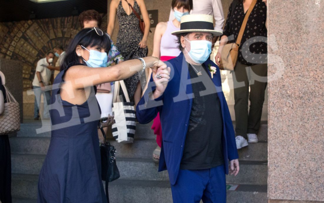 Joaquín Sabina sale de los juzgados de la calle Pradillo después de contraer matrimonio con Jimena Coronado, el 29 de junio.