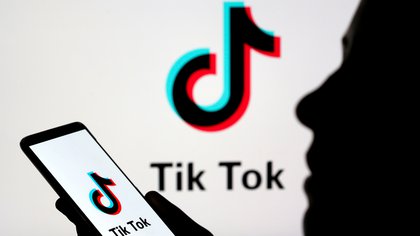 Una persona con un smartphone y el logo de Tik Tok (REUTERS/Dado Ruvic/Illustration/archivo)