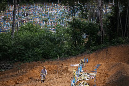 Un sepulturero camina en el cementerio de Parque Taruma, en medio del brote de la enfermedad del coronavirus (COVID-19), en Manaos, Brasil, 17 de junio de 2020. (REUTERS / Bruno Kelly)