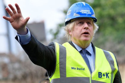 El primer ministro británico, Boris Johnson, durante una visita la construcción del centro de eduación secundaria Ealing Fields al oeste de Londres, Reino Unido, el 29 de junio de 2020. REUTERS/Toby Melville/Pool