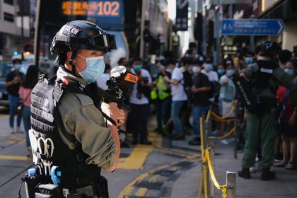 Un policía de Hong Kong monta guardia frente a una manifestación pro democracia (REUTERS/Tyrone Siu)