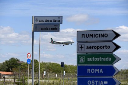 FOTO DE ARCHIVO. Un avión aterriza en el aeropuerto internacional Fiumicino de Roma. REUTERS/Alberto Lingria