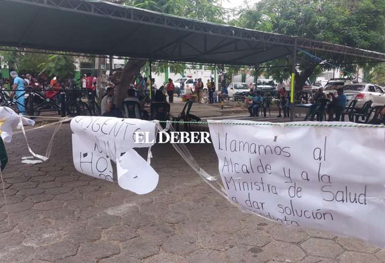 Santa Cruz Bloquean la calle de acceso al Oncológico en demanda de un