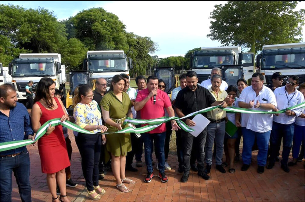 Alcalde Jhonny Fern Ndez Entrega Maquinaria A Distritos Municipales