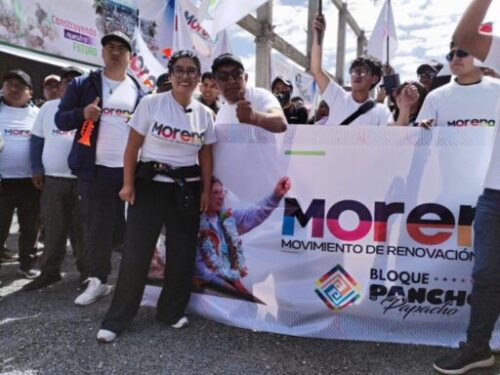 Eva Copa con un grupo de militantes. / Foto: Morena.