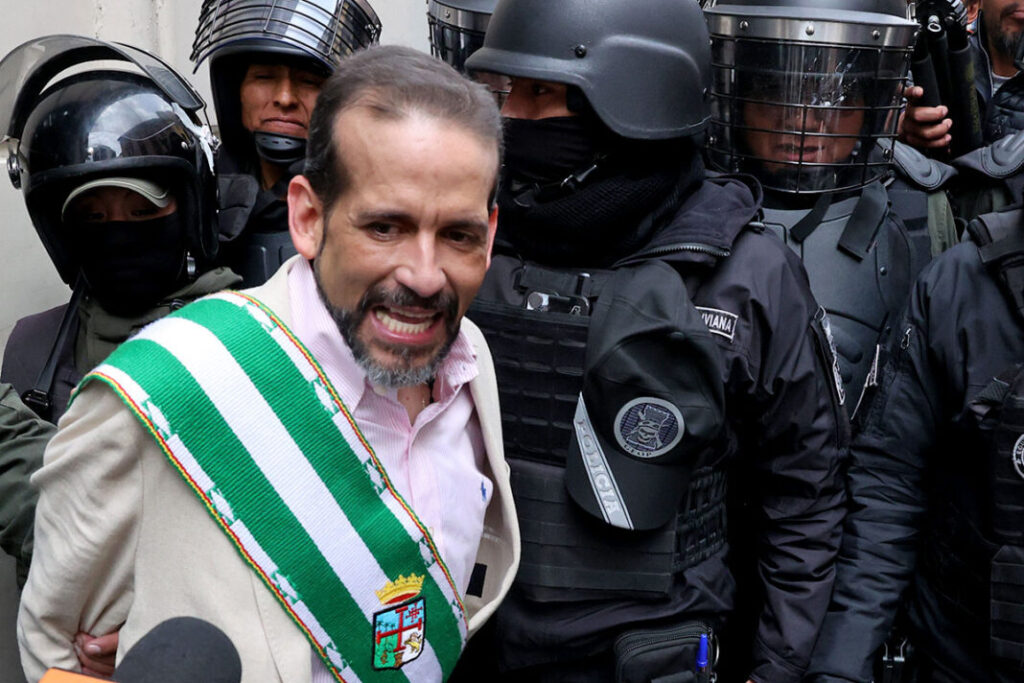 El gobernador Luis Fernando Camacho sale de una audiencia judicial. / Foto: EFE - Jornada.