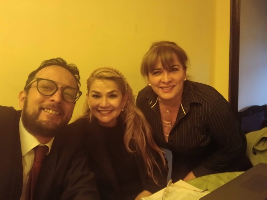 En el centro, Jeanine Añez acompañada de sus abogados en la cárcel de Miraflores. / Foto: eju.tv
