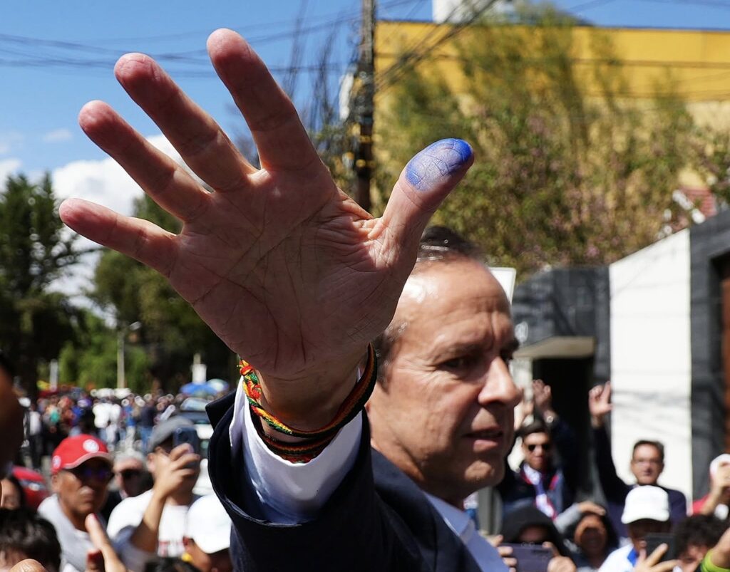 Jorge Tuto Quiroga muestra el pulgar marcado con tinta luego de sufragar el domingo. / Foto: JTQ.