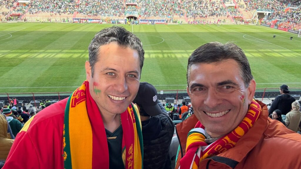 Edman Lara y Rodrigo Paz en un partido de la selección boliviana. / Foto: RPP.
