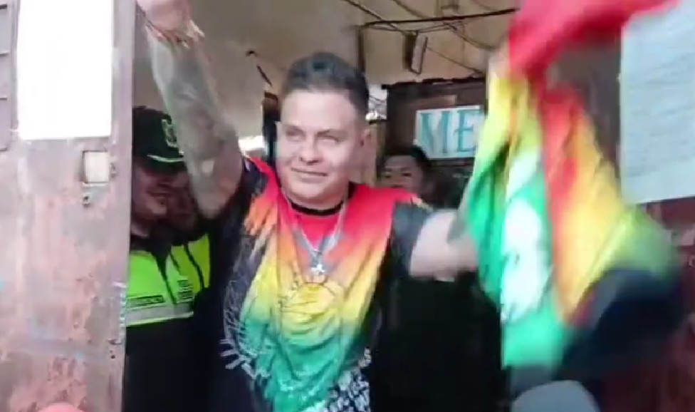 Yassir Molina sale de la cárcel de Oruro. / Foto Captura de video.