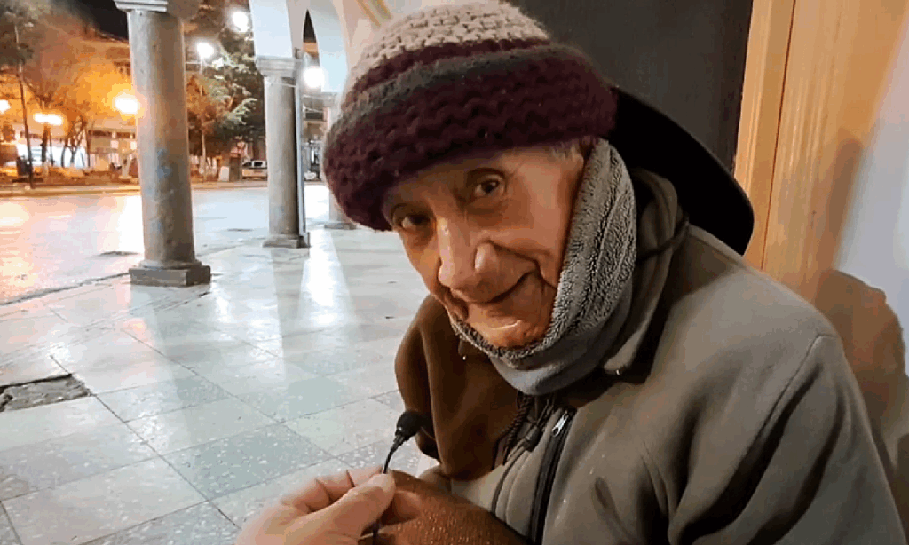 José Gabriel López, sentado en la plaza 10 de Febrero. / Foto: Captura de video