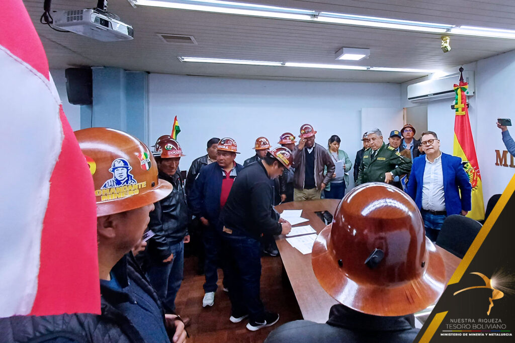 La firma del acuerdo entre el Gobierno y los mineros. / Foto: MMYM.