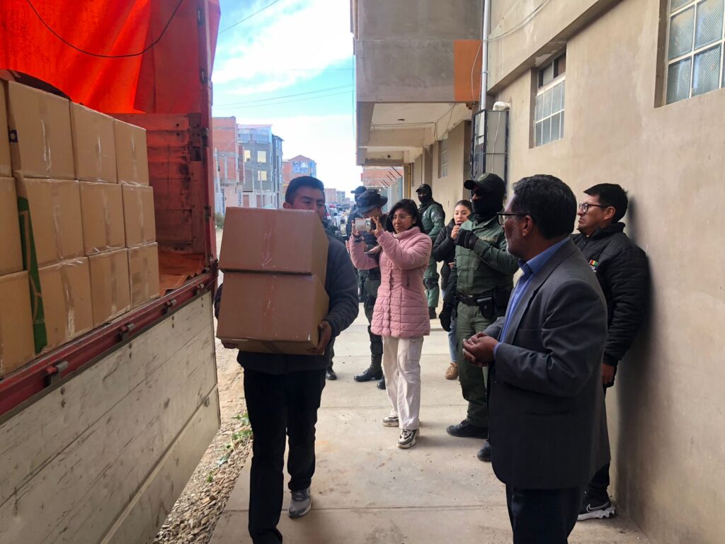 La llegada de las papeletas del balotaje a Oruro. / Foto: TED Oruro.