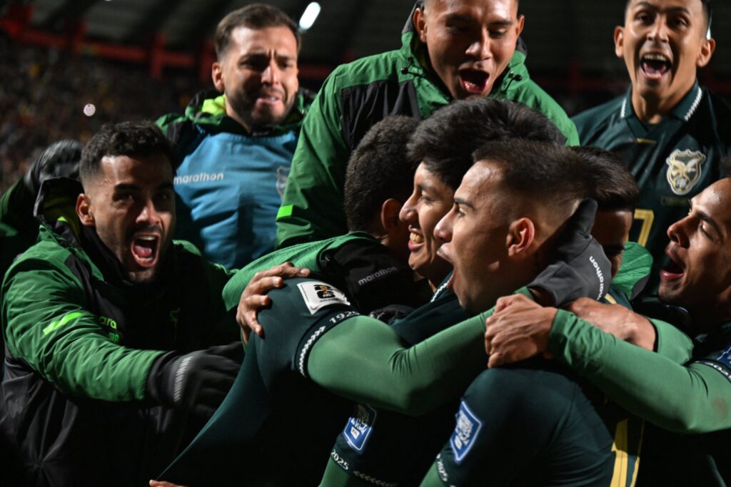 La selección boliviana celebra su clasificación al repechaje. / Foto: Conmebol.
