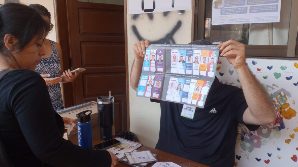 La votación de la primera vuelta de las elecciones presidenciales en Bolivia. / Foto: TED Santa Cruz.