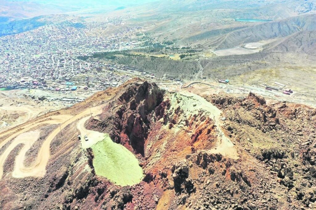 Los deterioros en la cima del Cerro Rico de Potosí. / Foto: El Bunker.