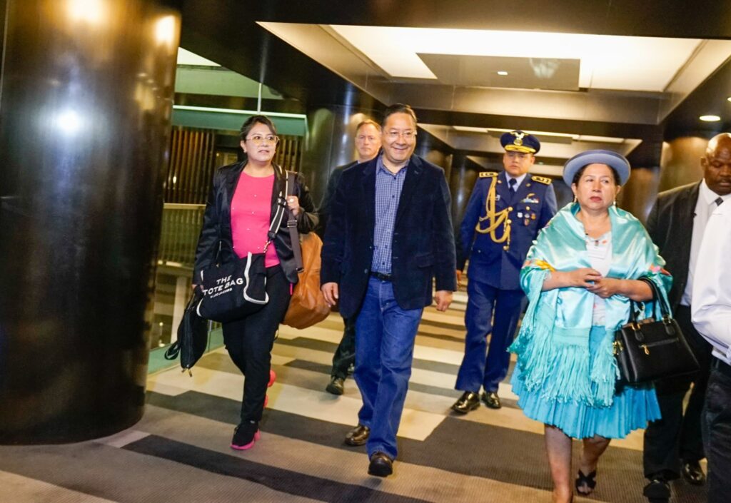 Luis Arce a su arribo a Estados Unidos. / Foto: Facebook de Arce.