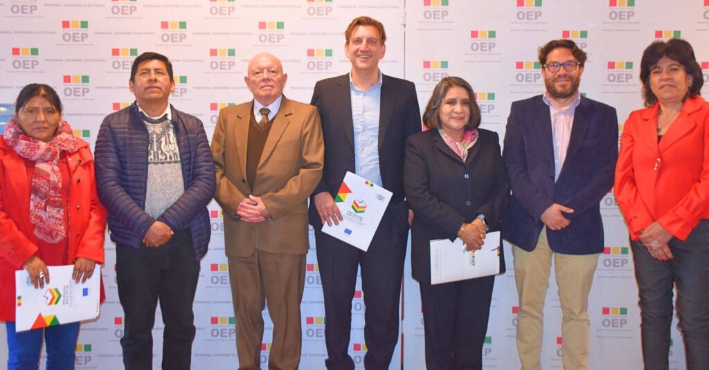 Representantes del TSE y CEAE tras la reunión de cara al balotaje. / Foto: TSE.