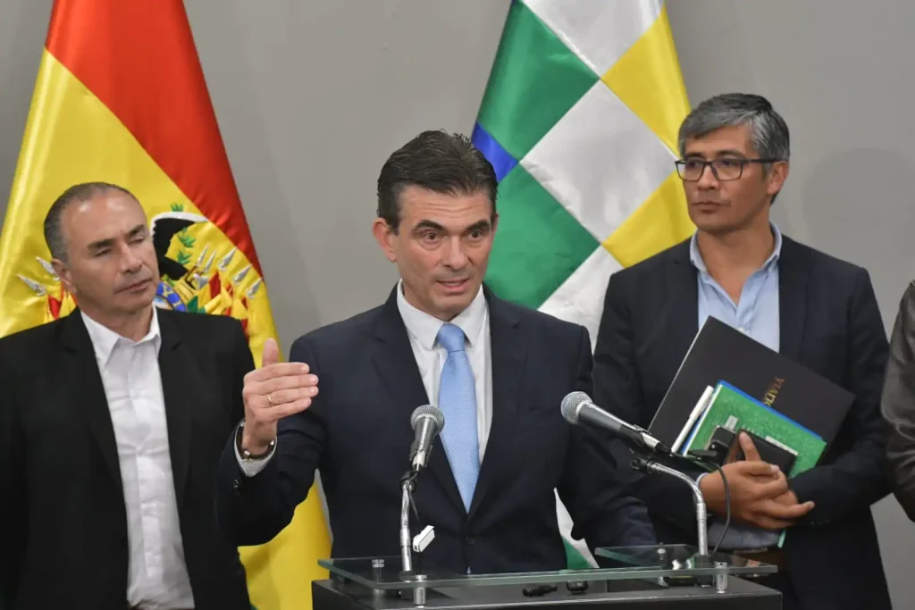 Rodrigo Paz y parte de su equipo jurídico. / Foto: APG