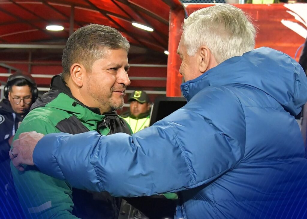 Villegas y Ancelotti se saludan en el encuentro entre Bolivia y Brasil que se disputó en El Alto. / Foto: Radio Global de Sucre.