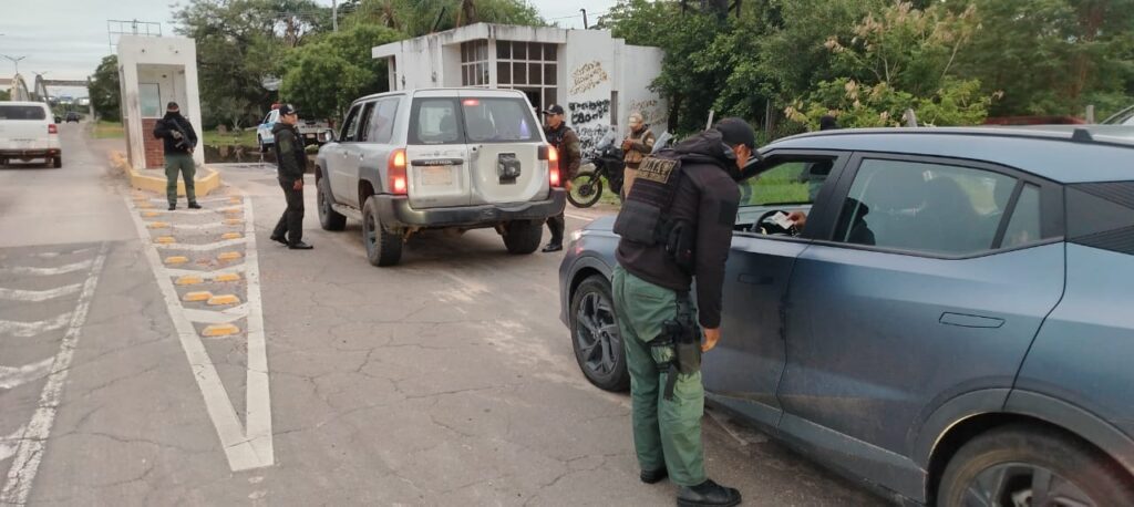 Efectivos de la Policía en un operativo en Santa Cruz. / Foto: Policía.
