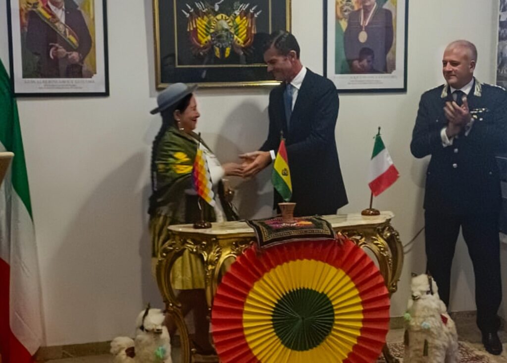 El acto de restitución de la pieza tiwanakota de 2.000 años de antigüedad. Sucedió en Italia. / Foto: Cancillería.
