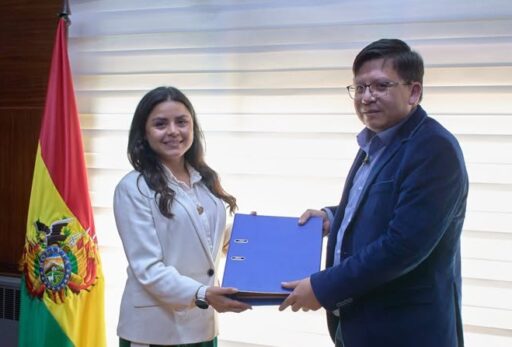 El ministro Sergio Cusicanqui y la representante del próximo Gobierno, Carla Faval. / Foto: Planificación.
