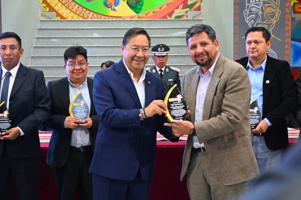 El presidente Luis Arce entrega reconocimientos a las empresas estatales. / Foto: Facebook.
