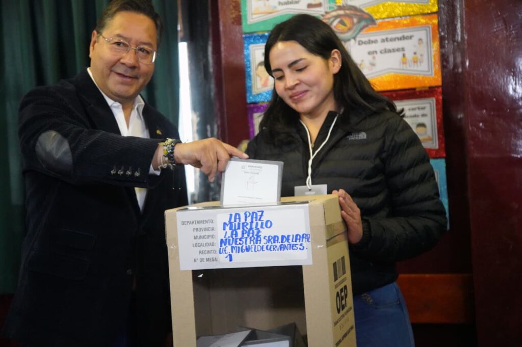 El presidente Luis Arce vota en las elecciones presidenciales del 17 de agosto. / Foto: Facebook.