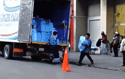 El traslado de la documentación en el Ministerio de Economía. / Foto: Captura de video Novavox.