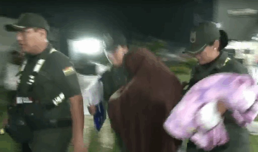 Elba Terán llegó a Santa Cruz con el rostro cubierto. / Foto: Captura de video de red UNO.