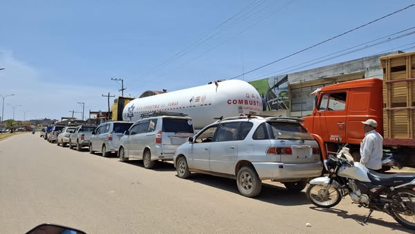Filas por combustibles en Trinidad. / Foto: Panorama Informativo.