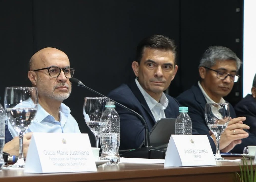 José Luis Lupo, Rodrigo Paz y José Gabriel Espinoza en la reunión de este sábado. / Foto: Tuffí Aré.