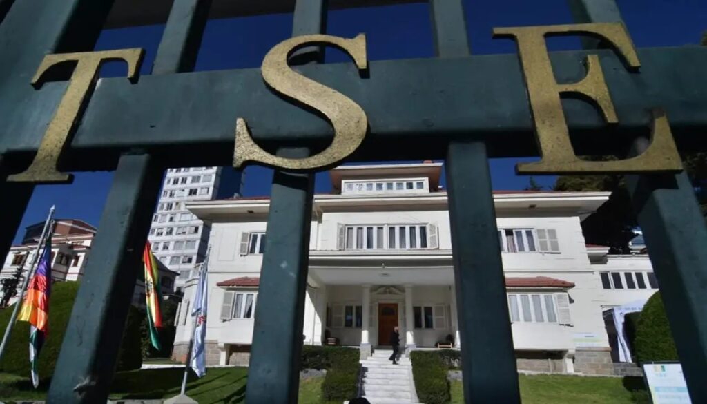 Las puertas de la sede del TSE. / Foto: Archivo.